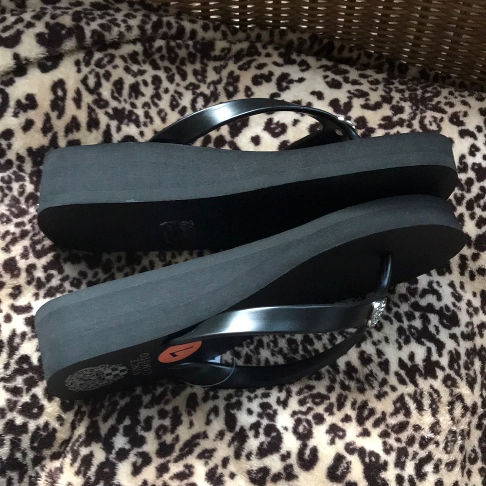 2/$30 Vince Camuto Flip Flip Sandals Black 7 πΊ - Picture 5 of 5